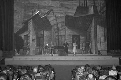 Mantova 16/09/1957 - Accademia Teatrale Francesco Campogalliani - Rappresentazione teatrale in scena - pubblico